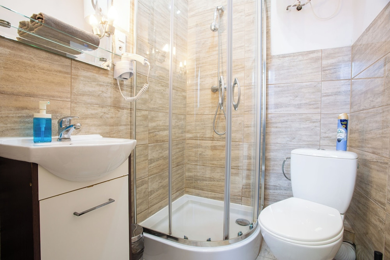 Bathroom, Moon Hostel Wrocław, Środa Śląska