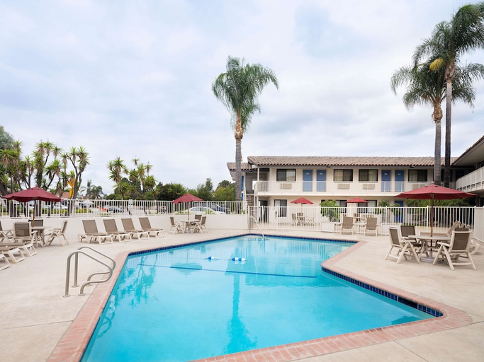 Outdoor Pool, Vagabond Inn Camarillo, Ventura