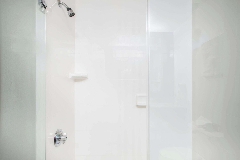 Bathroom 4, La Quinta Inn & Suites by Wyndham Pontoon Beach, Madison
