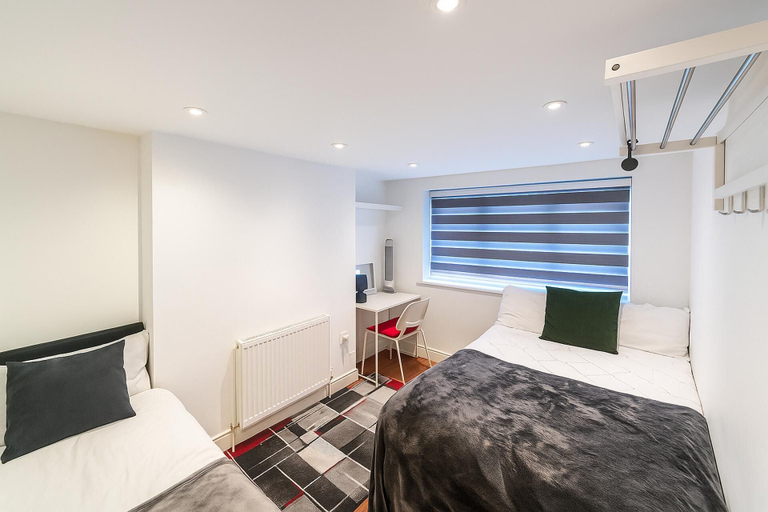 Primary image, Central London Apartment With 6 Bedrooms 16 Guests, London