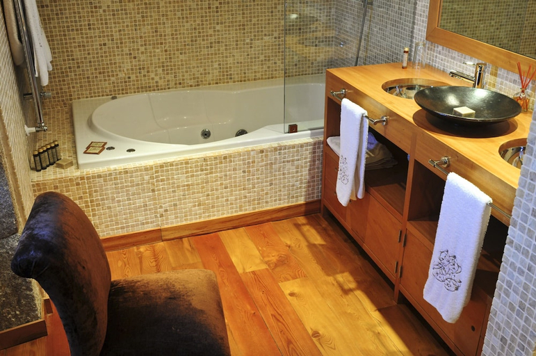 Bathroom 4, Casas do Coro, Mêda