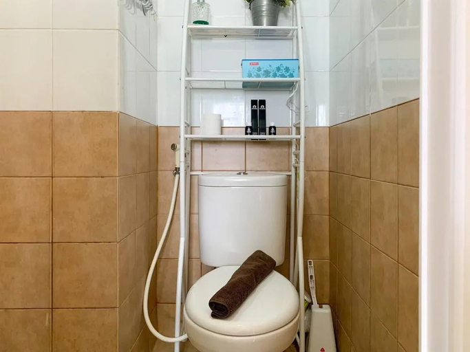 Bathroom 4, Comfortable 2BR Green Pramuka Apartment, Central Jakarta