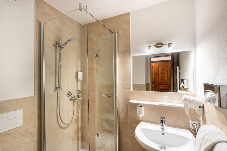 Bathroom 4, Das Bergmayr - Chiemgauer Alpenhotel, Traunstein