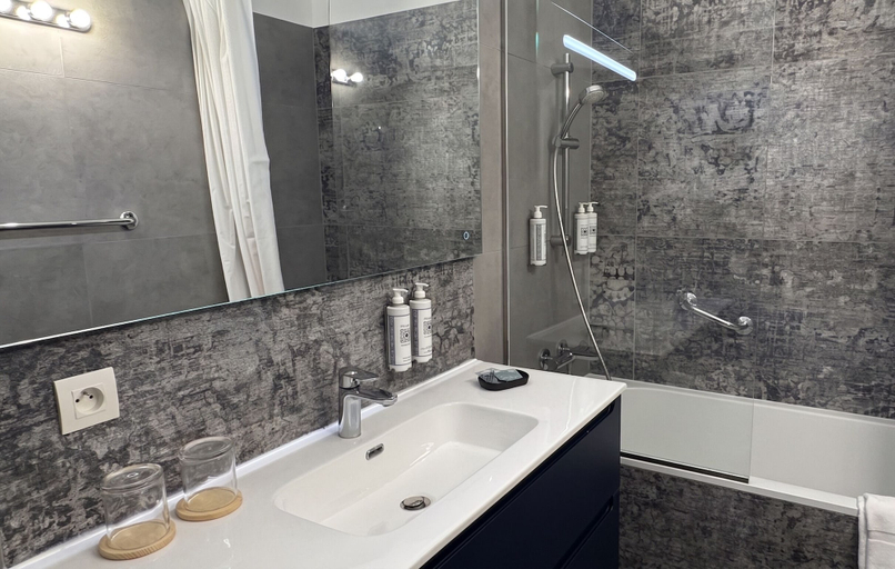 Bathroom 5, Le limas, Vaucluse