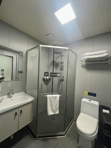 Bathroom 4, 7 Days Inn Beijing Guomao Sihuidong Metro Station, Beijing