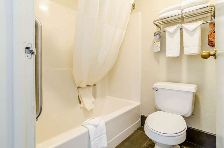 Bathroom 4, Quality Inn South Wichita, KS, Sedgwick