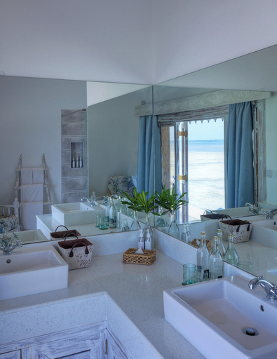 Bathroom 4, Chale Island Resort, Msambweni