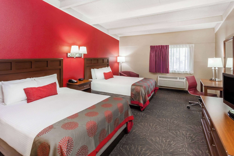 Bedroom 3, Ramada Hotel & Conference Center by Wyndham Hammond, Lake