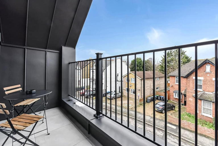 Room 3, Modern 2 Bedroom Stay Balcony East Croydon, London