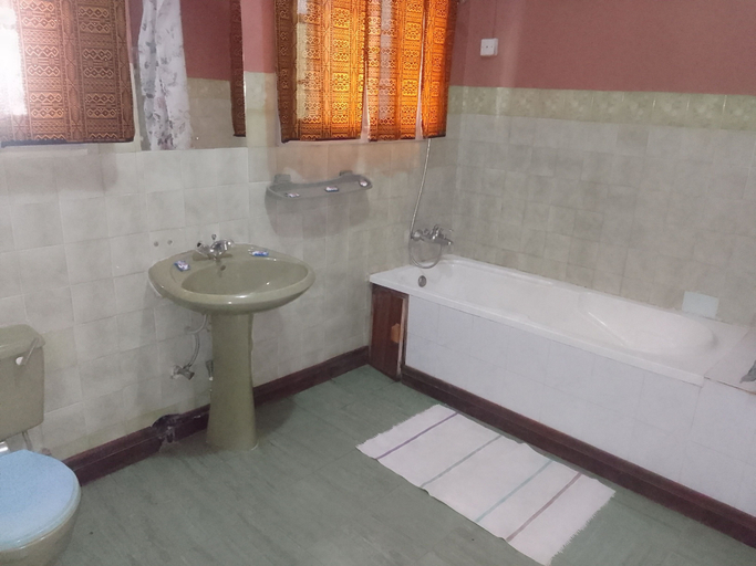 Bathroom 4, DREAM JET COTTAGES, Entebbe