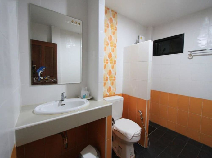 Bathroom, Phakawan Hotel, Muang Maha Sarakam
