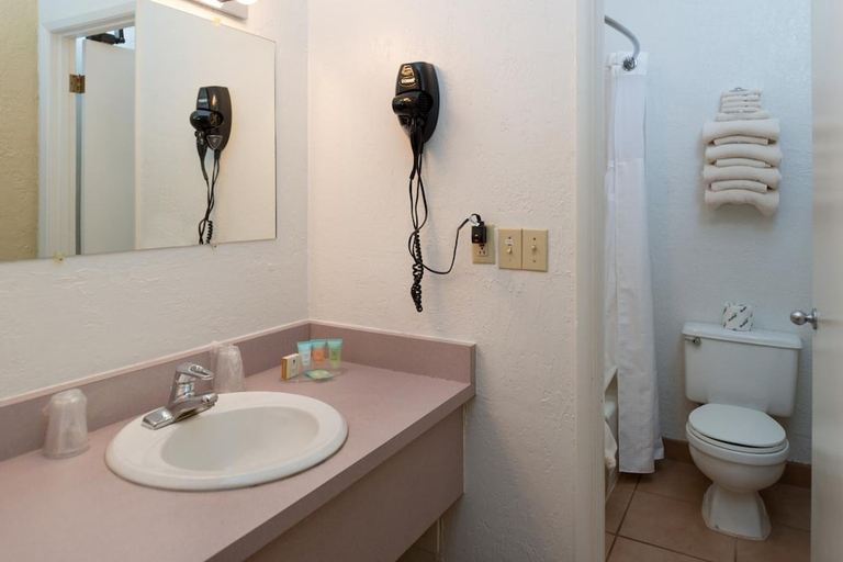 Bathroom 4, Thunderbird Lodge, Apache