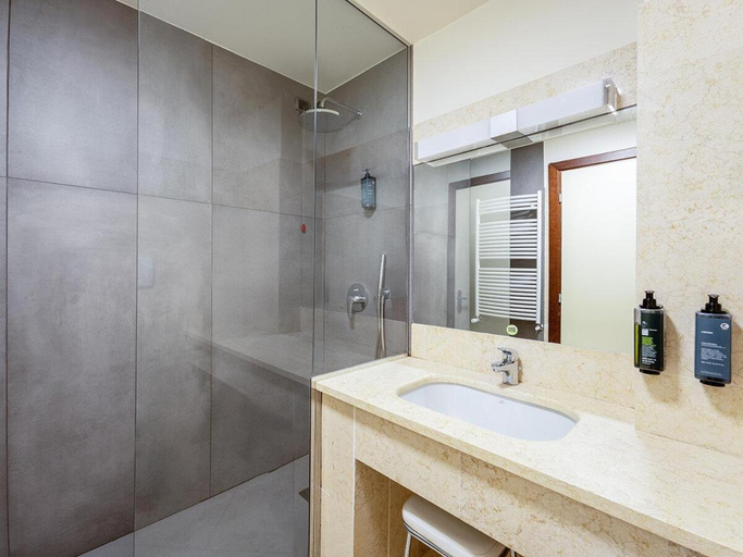 Bathroom 5, B&B HOTEL Imperia Rossini al Teatro, Imperia