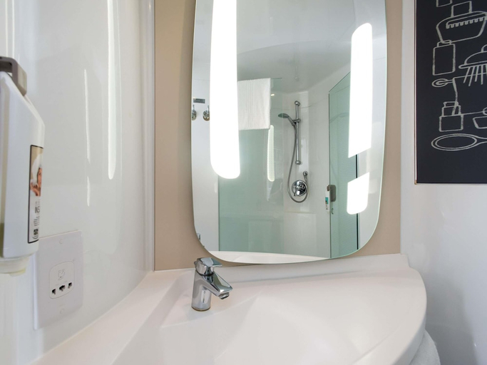 Bathroom 3, ibis Sheffield City, Sheffield