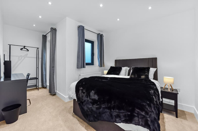 Room 5, Modern 2 Bedroom Stay Balcony East Croydon, London