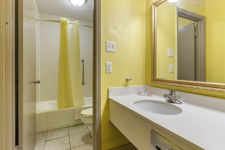 Bathroom 2, Econo lodge Douglas, Coffee