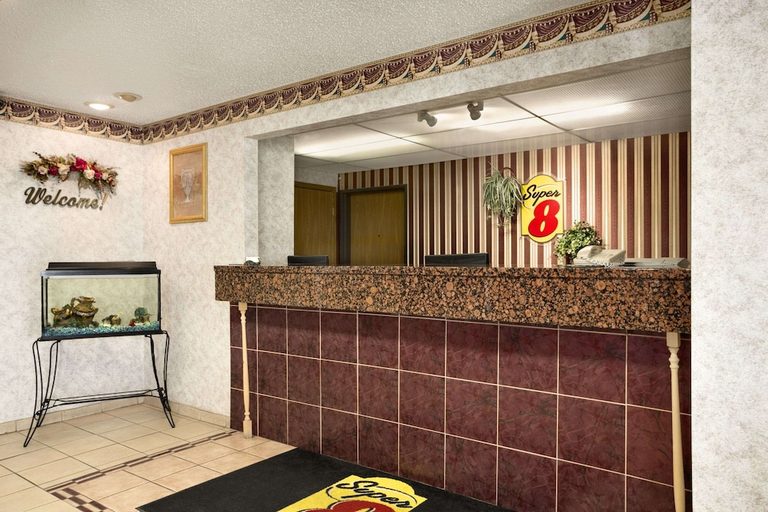 Public Area, Super 8 by Wyndham Cameron, De Kalb