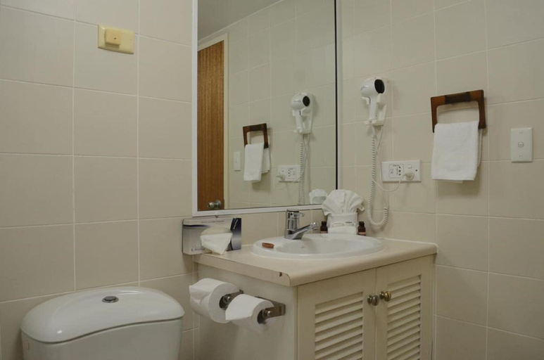 Bathroom 5, Acacia Court Hotel, Cairns