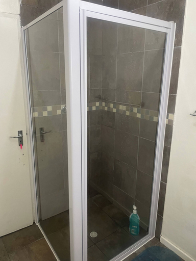 Bathroom 5, Serene 3-bedroom Apartment in Cape Town - Pets Welcome!, City of Cape Town