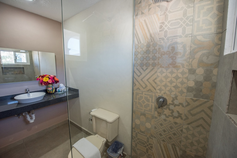 Bathroom 3, Hacienda Morelos Beach Front Hotel, Benito Juárez