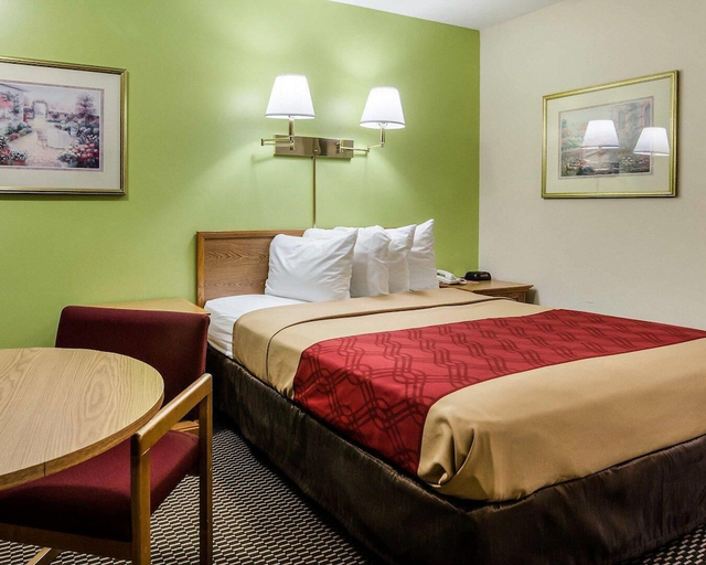 Bedroom 3, Econo Lodge Lawrence near University, Douglas