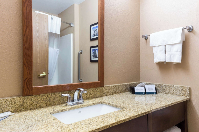 Bathroom 4, Quality Inn I-70 Near Kansas Speedway, Kansas City