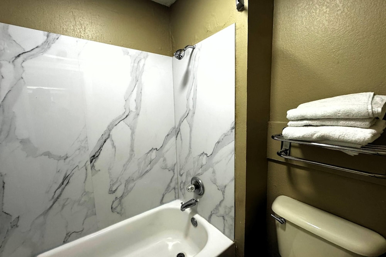 Bathroom 4, Super 8 by Wyndham Jackson/Ridgeland, Hinds
