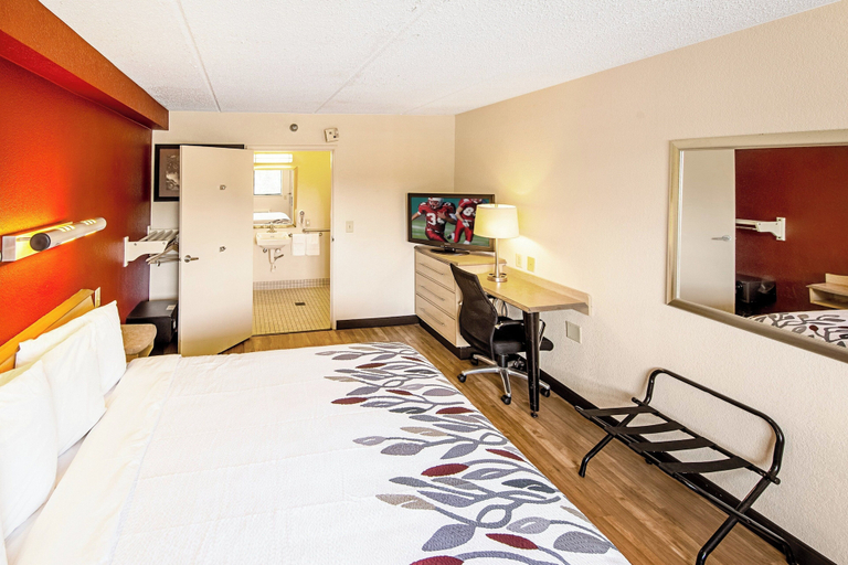 Bedroom 3, Red Roof Inn Toledo - University, Lucas