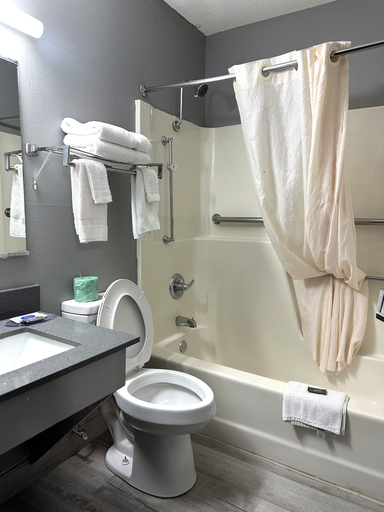 Bathroom 4, Americas Best Value Inn Fargo, Cass
