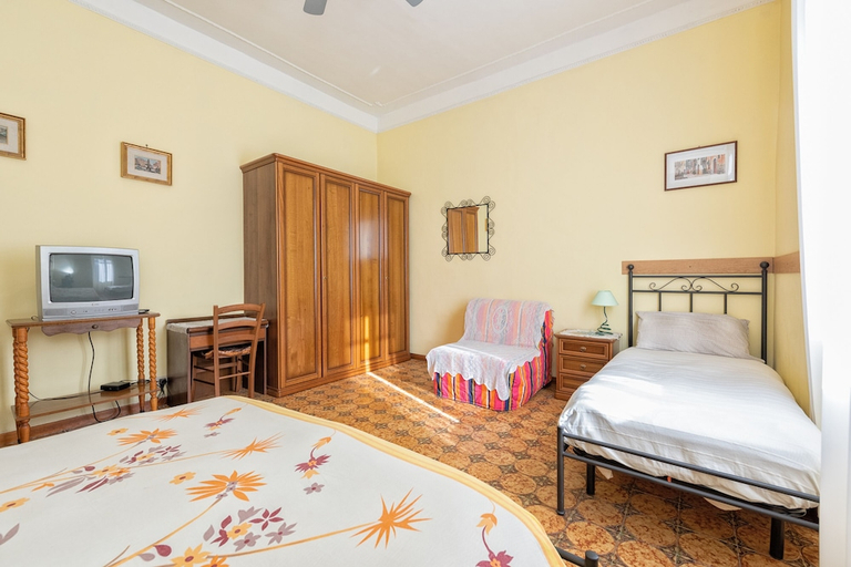 Bedroom 4, A Vinicius et Mita, Rome