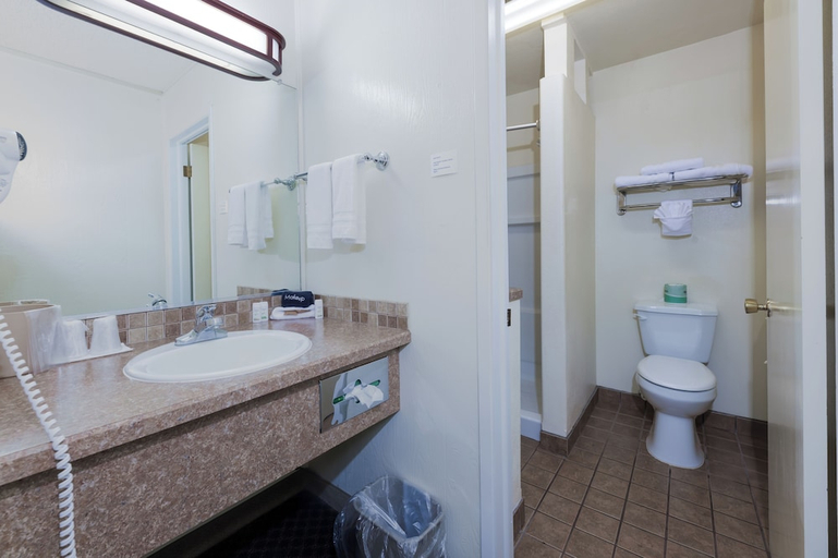 Bathroom 3, Gateway Inn, Idaho