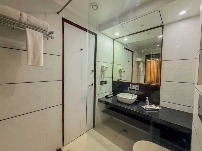 Bathroom 4, Spree Hotel Jaipur, Jaipur