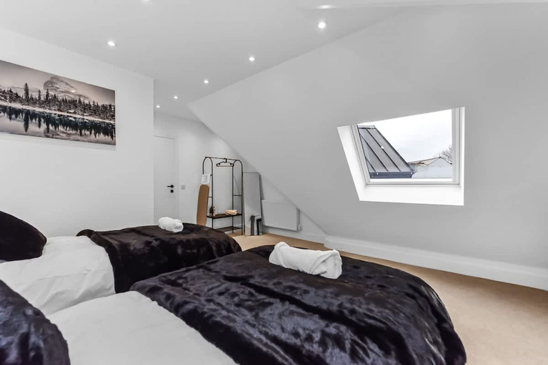 Room 4, Modern 2 Bedroom Stay Balcony East Croydon, London