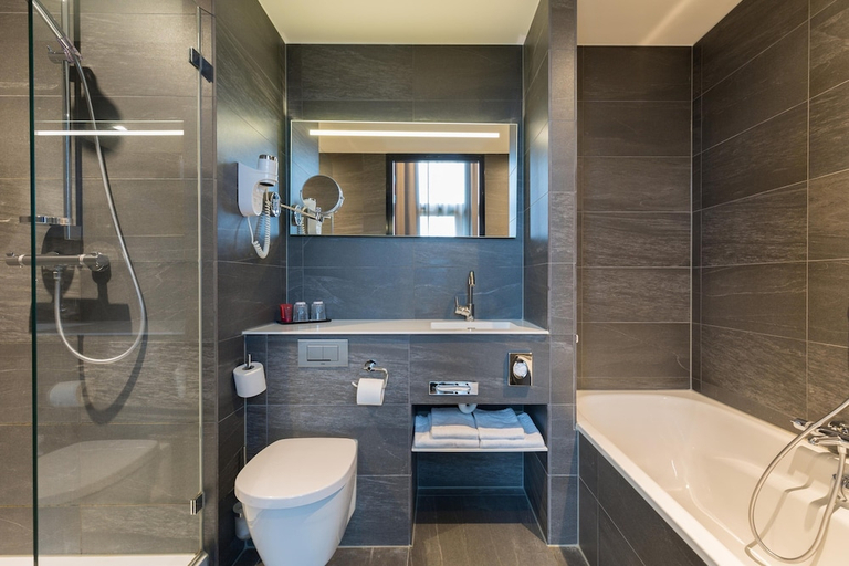 Bathroom 4, Leonardo Hotel Groningen Stadspark, Groningen