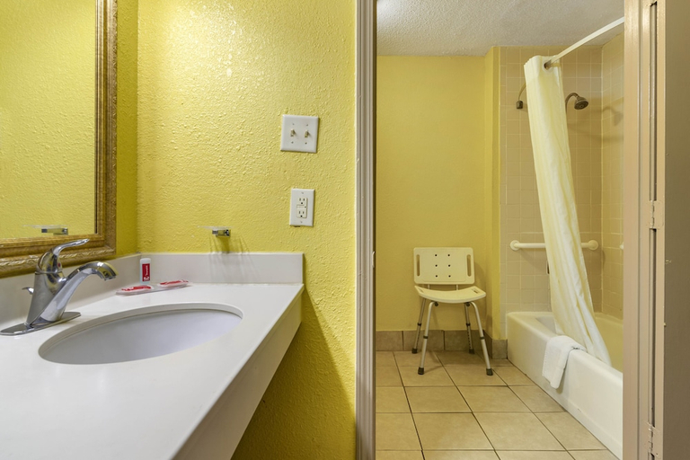 Bathroom 4, Econo lodge Douglas, Coffee