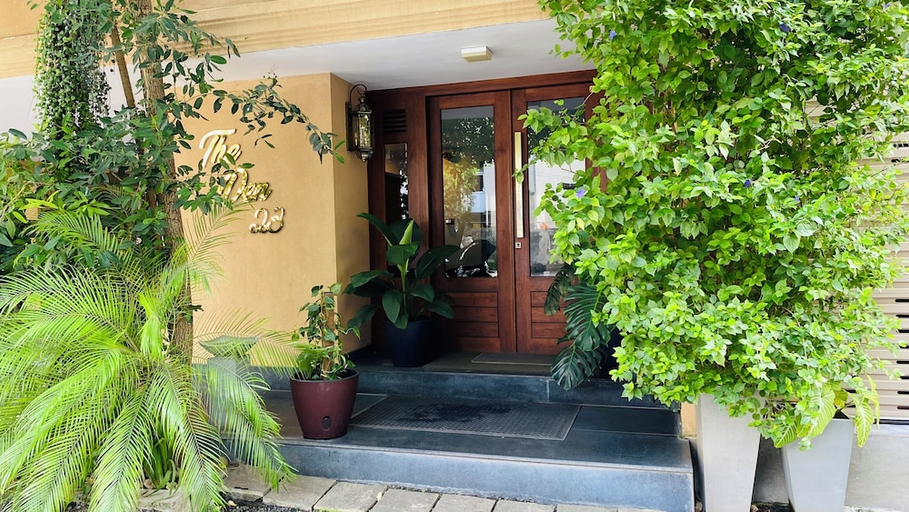 Exterior & Views