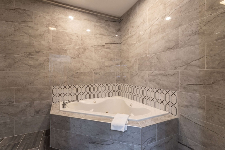 Bathroom 4, Quality Inn & Suites Pearl-Jackson, Rankin