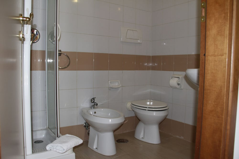 Bathroom 5, Hotel Boomerang, Rome