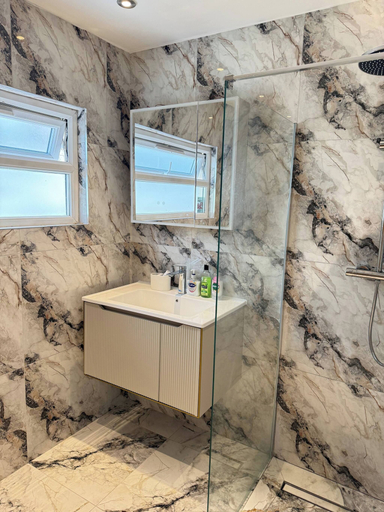 Bathroom 2, 3 Bedroom House in Wembley With Free Parking, London