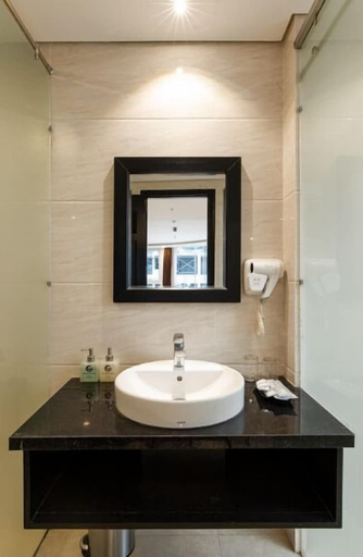 Bathroom 3, J&B Hotel and Apartments, Da Nang