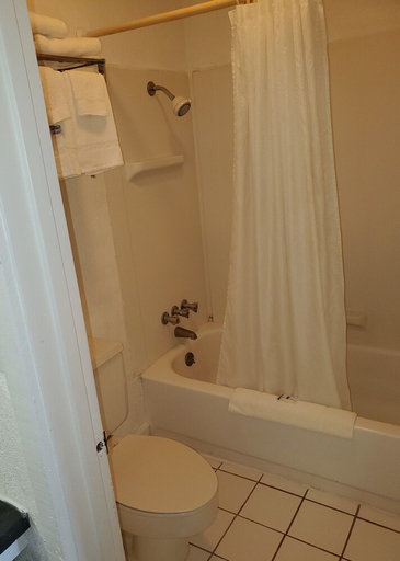 Bathroom 4, Rodeway Inn Brazil, Clay