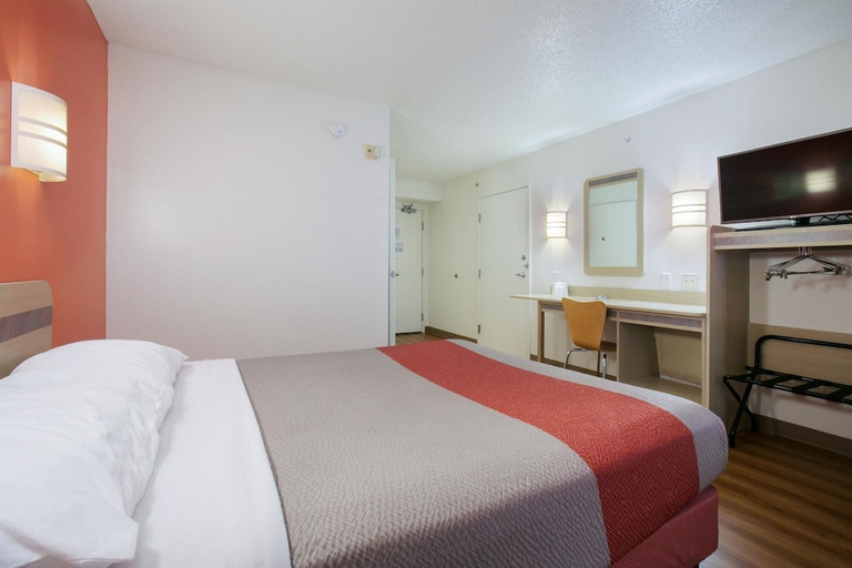 Bedroom 3, Motel 6 Minneapolis-Brooklyn Center, Hennepin