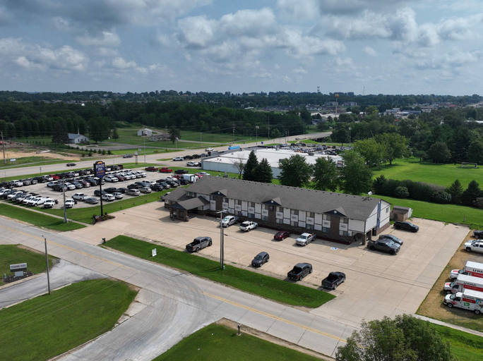 Exterior & Views 2, Budget Inn and Suites, Clinton