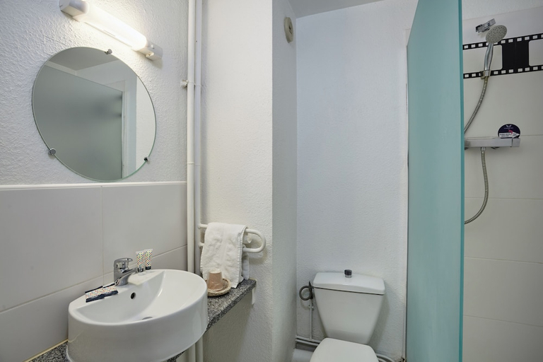 Bathroom 4, Kyriad - Joinville-Le-Pont, Val-de-Marne