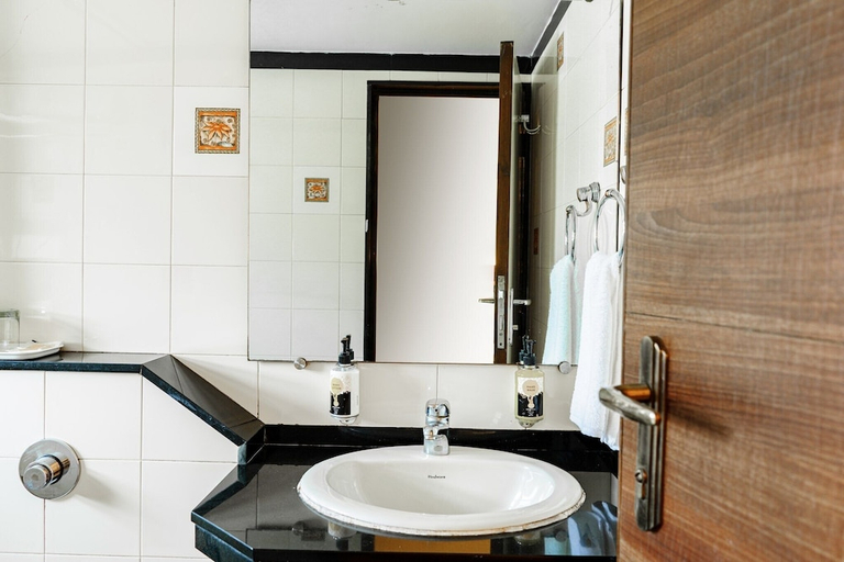 Bathroom 4, Valley View Beacon Resort, Satara