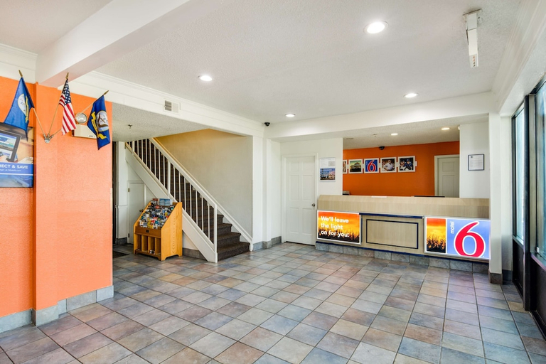 Public Area 2, Motel 6 Waukegan, IL, Lake