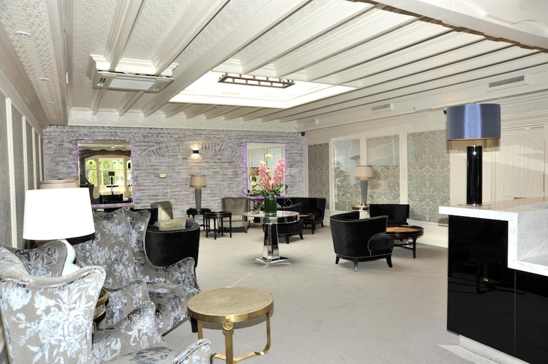 Public Area, Treacys Oakwood Hotel