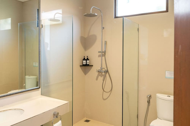 Bathroom, Kirei Mountain View Villa 7 Br With Heated Pool, Bandung