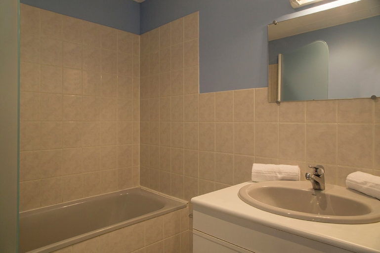 Bathroom, Brit Hotel Chinon le Lion d'Or, Indre-et-Loire