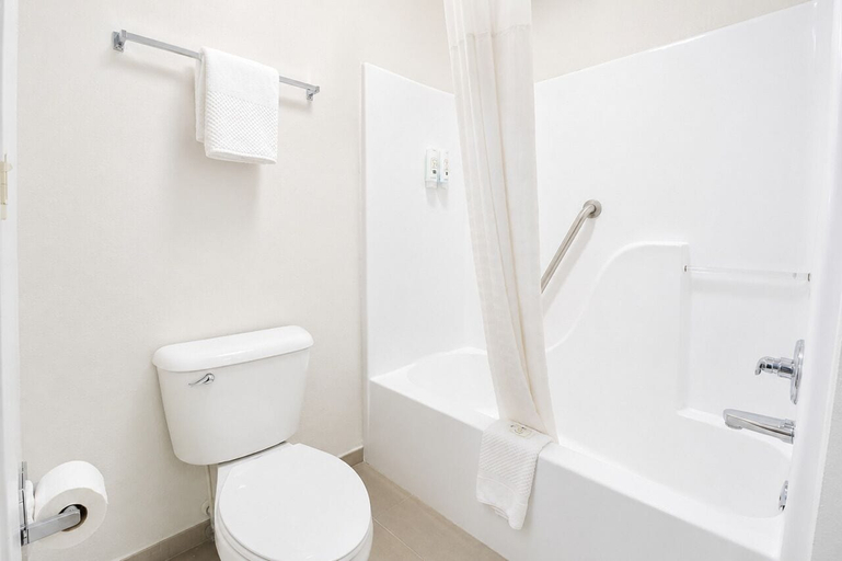 Bathroom 3, Quality Inn & Suites Malvern, Hot Spring